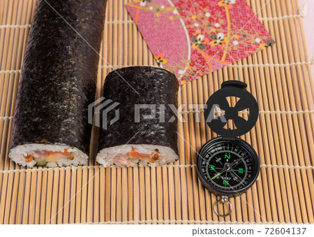 [Setsubun image: seafood ehomaki and compass] 72604137
