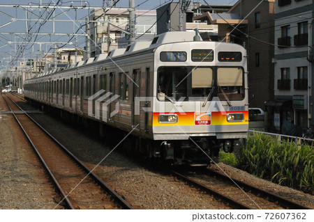 Local trains entering Kuhombutsu Station on the Tokyu Oimachi Line (8090 series trains) Local trains entering Kuhombutsu Station on the Tokyu Oimachi Line (8090 series trains) 72607362