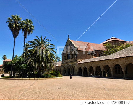 斯坦福大學校園和教堂在陽光明媚的一天 72608362