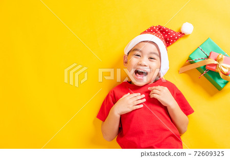 Top view of a kid dressed in red Santa Claus hat 72609325