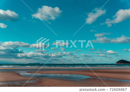 Chichibugahama in the blue sky 72609867