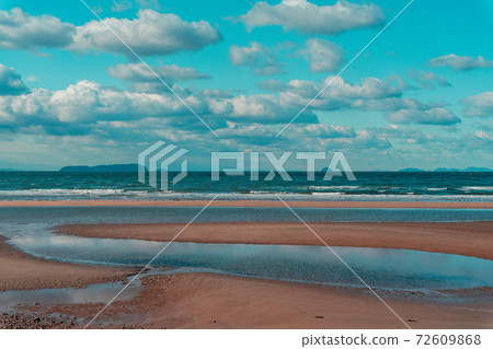 Chichibugahama in the blue sky 72609868