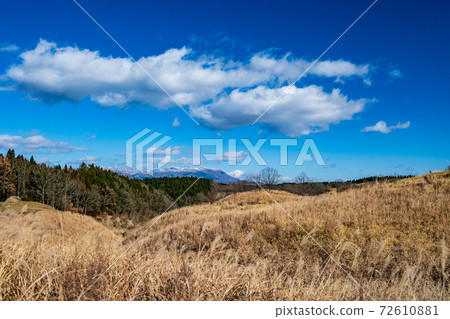 Snow piles up on the Kuju mountain range in winter on a clear day 72610881