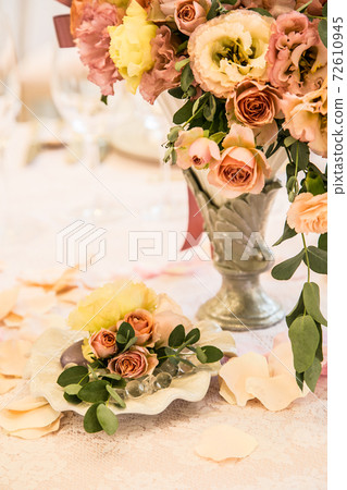 Flower arrangement with a classical image Flower arrangement with a classical image 72610945