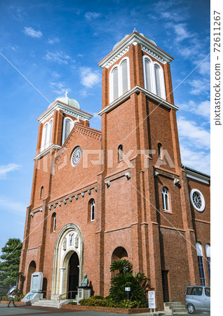 浦上天主教教堂聳立在蔚藍的天空 浦上天主教教堂聳立在蔚藍的天空 72611267