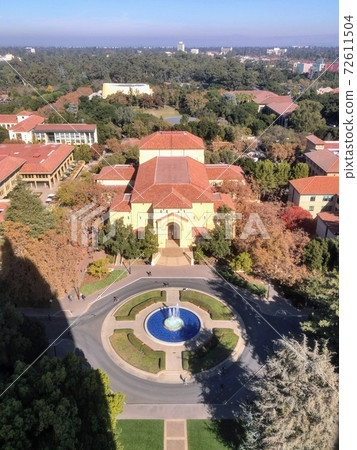 斯坦福大學校園,在晴朗的一天 斯坦福大學校園,在晴朗的一天 72611504