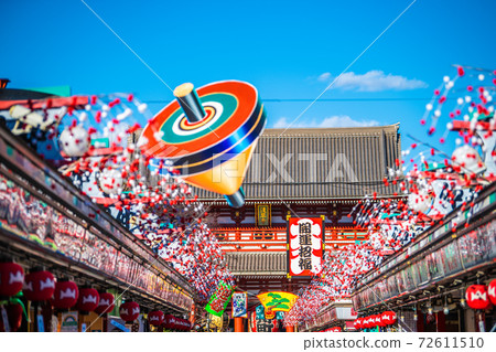 日本的東京都市風景，淺草寺廟在東京。感染新電暈的人數迅速增加= 2020年12月17日 72611510