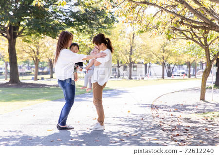 一個鼓勵她哭泣的媽媽朋友的女人 72612240