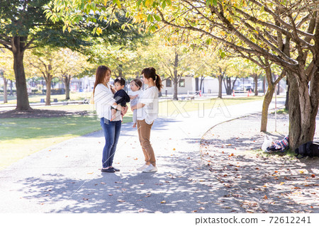 媽媽的朋友和孩子們在公園玩耍 72612241