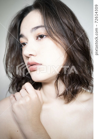Woman beauty portrait 72614309