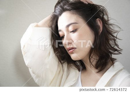 一名年輕女子的陰影的美女畫像 一名年輕女子的陰影的美女畫像 72614372