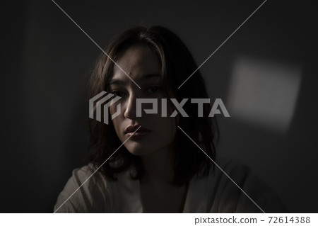 Shadowed beauty portrait of a young woman Shadowed beauty portrait of a young woman 72614388