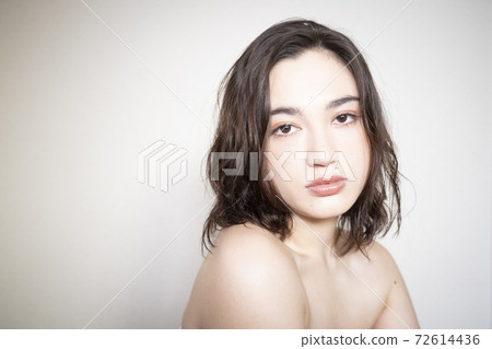 Woman beauty portrait Woman beauty portrait 72614436