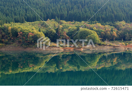 壩湖的湖面秋天 壩湖的湖面秋天 72615471