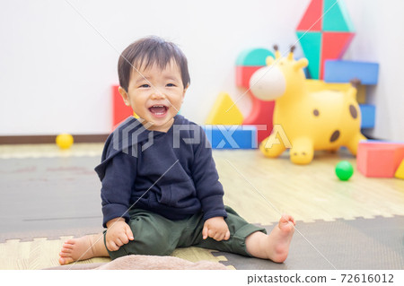 在托兒所/托兒所/兒童咖啡館玩耍的男孩 72616012