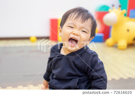 在托兒所/托兒所/兒童咖啡館玩耍的男孩 72616020