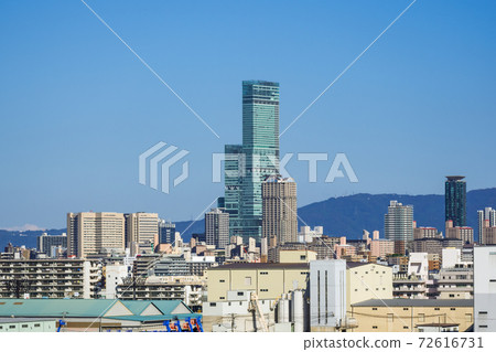 Buildings in the direction of Tennoji / Abeno, a tower apartment, and a transmitting antenna standing on Mt. Ikoma 72616731