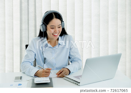 Businesswoman analysis the chart and meeting Video Conferencing with laptop at the home office for setting challenging business goals And planning to achieve the new target 72617065