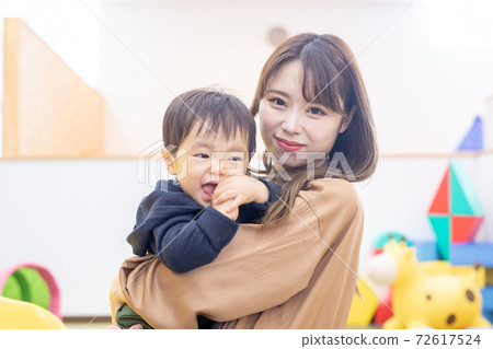 在托兒所/托兒所/兒童咖啡館玩耍的男孩 72617524