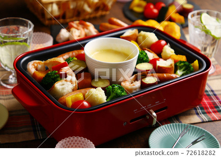 cheese fondue  72618282
