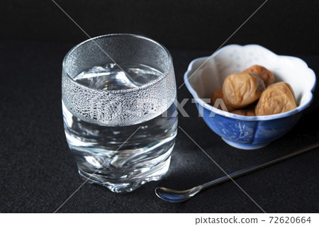 燒酒，熱水，李子乾，李子，清酒，泡盛，酒精，酒吧，混亂，玻璃 72620664