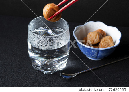 燒酒，熱水，李子乾，李子，清酒，泡盛，酒精，酒吧，混亂，玻璃 72620665