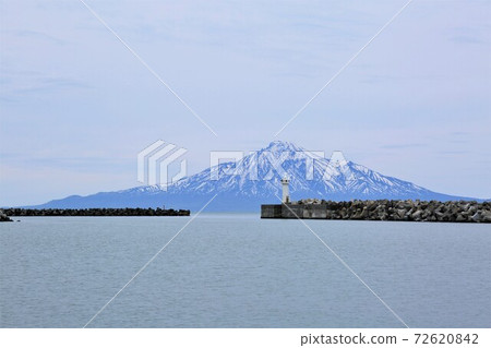 Rishiri Island seen from Bakkai Port (Bakkaimura, Wakkanai City, Hokkaido) 72620842