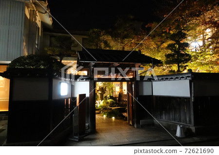 The main gate of the traditional Japanese restaurant and inn "Hangetsuan" in Iwakuni City, Yamaguchi Prefecture. The main gate of the traditional Japanese restaurant and inn "Hangetsuan" in Iwakuni City, Yamaguchi Prefecture. 72621690