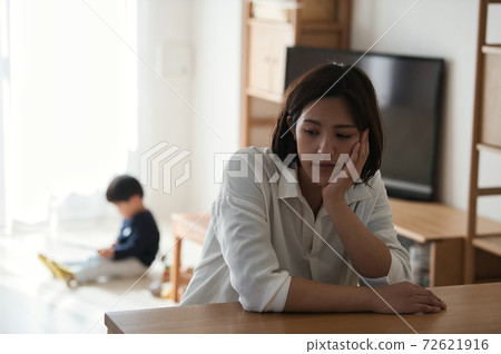 Image of mother who is worried about child-rearing and feels child-rearing stress 72621916