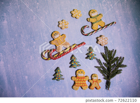 Gingerbread men are engaged in winter sports and observe social distance. horizontal orientation Gingerbread men are engaged in winter sports and observe social distance. horizontal orientation 72622110