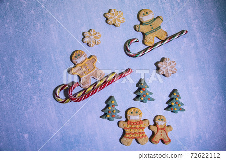 Gingerbread men comply with the social distance during the practice of winter sports. horizontal orientation Gingerbread men comply with the social distance during the practice of winter sports. horizontal orientation 72622112