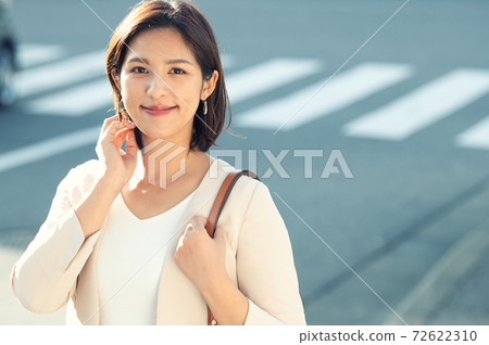 通勤的商界女強人 72622310