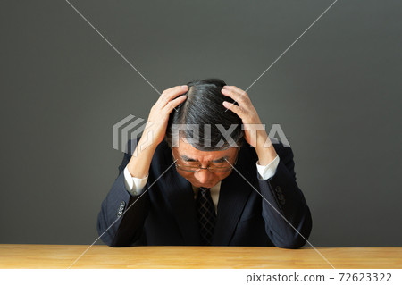 Business image Men in trouble 72623322