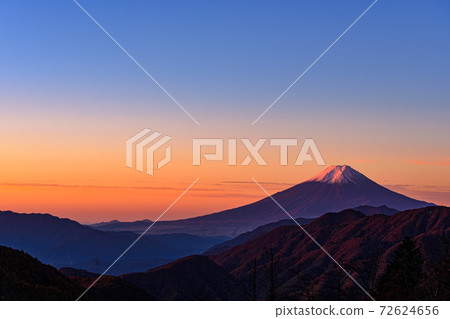Silhouette of red Fuji and mountains at dawn Silhouette of red Fuji and mountains at dawn 72624656