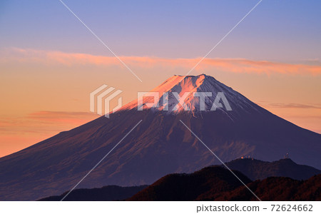 在晴朗的一天清晨的紅富士 在晴朗的一天清晨的紅富士 72624662