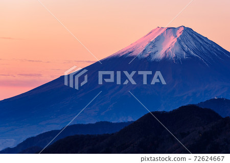 紅富士在黎明和山脈的輪廓 72624667