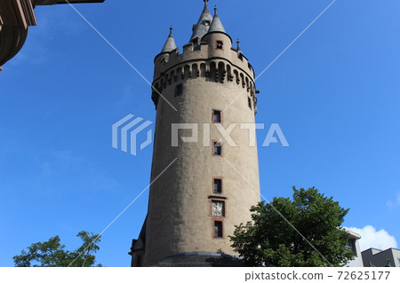 Street corner of Frankfurt in summer [Germany] 72625177
