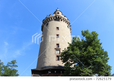 塔在法蘭克福市中心[德國] 72625179