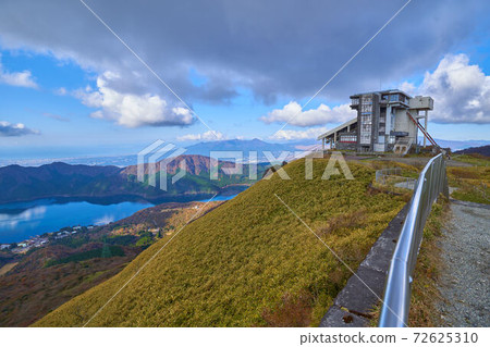 在秋天的神奈川縣箱根町,箱根小嶽山頂上的索道最高站和蘆之湖 在秋天的神奈川縣箱根町,箱根小嶽山頂上的索道最高站和蘆之湖 72625310