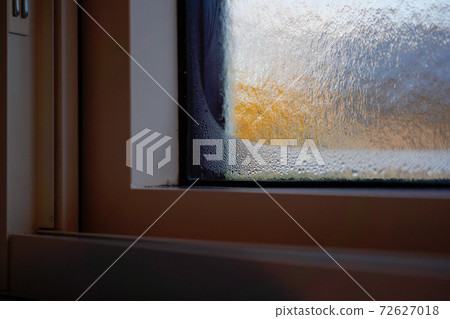 Condensation on the windows of the resin sash 72627018