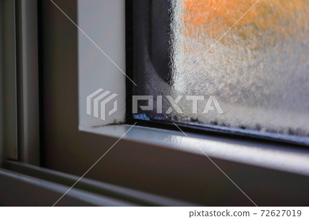 Condensation on the windows of the resin sash 72627019