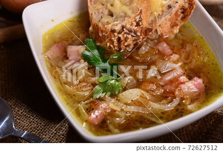 Homemade onion soup 72627512