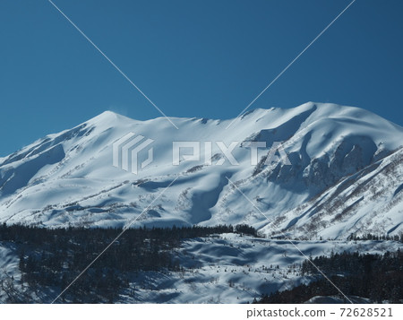 View of Mt. Norikura and Mt. Shirouma from the top of the slope at Tsugaike Kogen Ski Resort 72628521