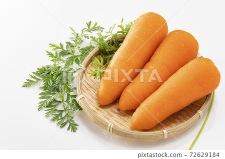 Carrot with leaves on a white background Carrot with leaves on a white background 72629184