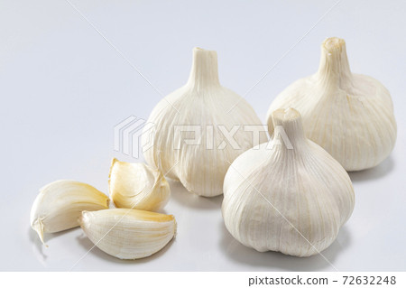 大蒜在白色背景上排隊 72632248