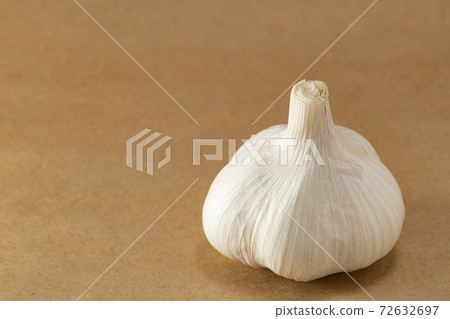 大蒜在棕色的紙上排隊 72632697