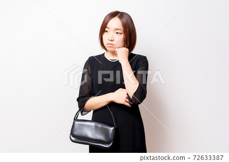 一個女人在哀悼的姿勢 72633387