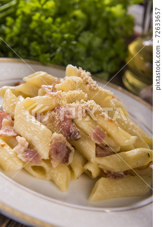 Pasta with cheese sauce and bacon 72633657
