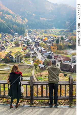 [Enjoy the gassho-zukuri village from the castle tower observatory in Shirakawa-go in autumn colors] 72635721