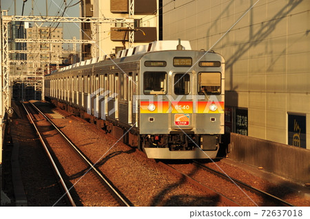 Local trains that enter Nakanobu Station on the Tokyu Oimachi Line (8500 series trains) Local trains that enter Nakanobu Station on the Tokyu Oimachi Line (8500 series trains) 72637018